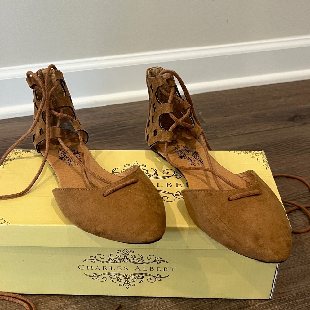 Charles Albert Women's Brown Lace-Up Flats